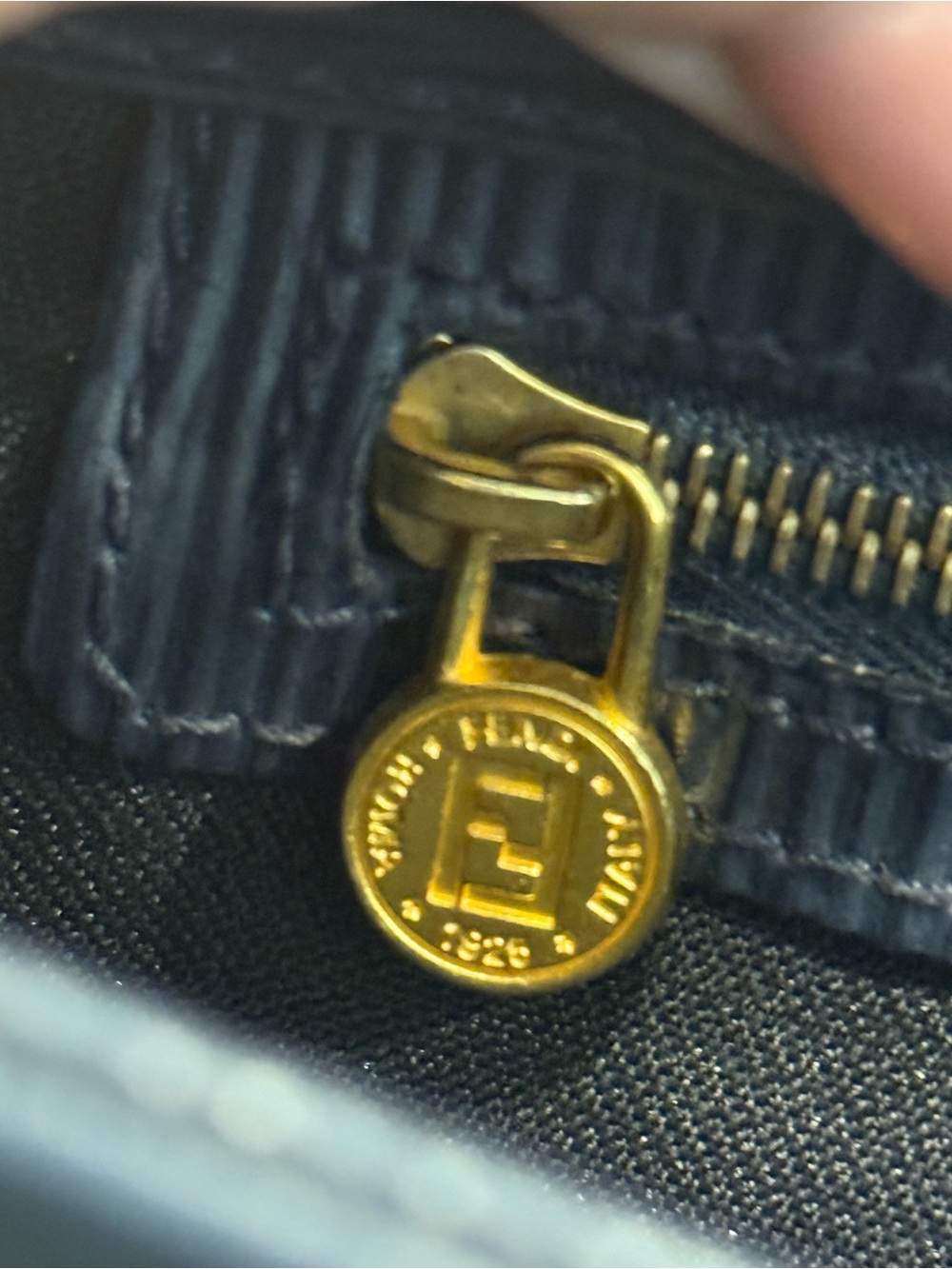 Fendi Vintage Epi Leather Bag, Beautiful Condition! - Picture 11 of 12